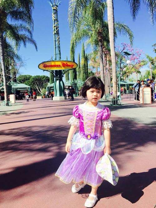 Con gái Thúy Nga xinh như nàng tiên cá đi thăm Disneyland 21
