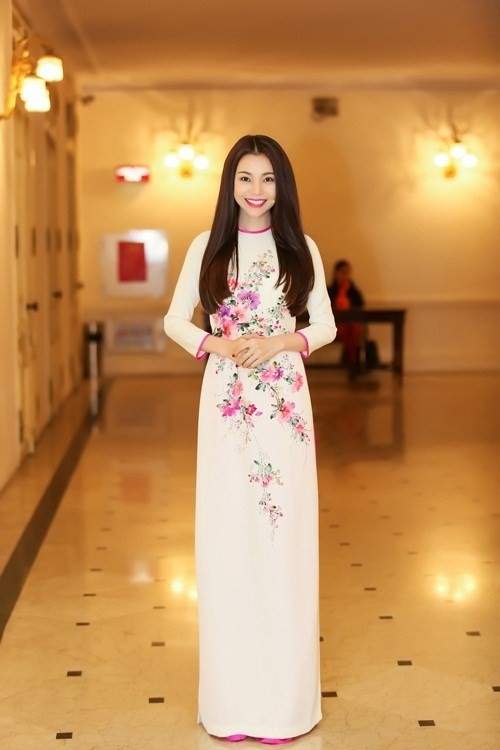 Người đẹp Việt chuộng mốt áo dài trắng dự sự kiện 10