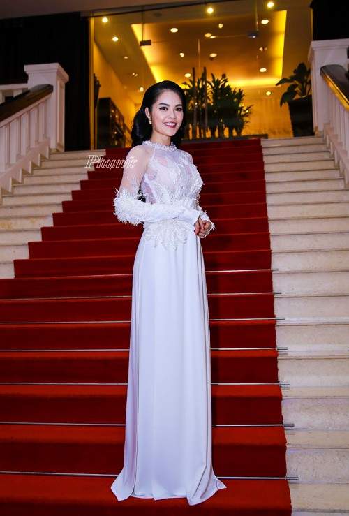 Người đẹp Việt chuộng mốt áo dài trắng dự sự kiện 12