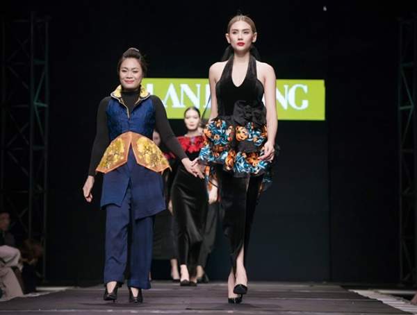 Hoàng Yến mặc váy xẻ, khoe chân thon trên sàn catwalk 12