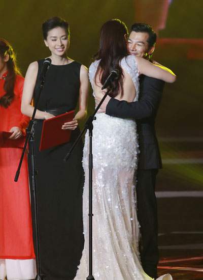 Trần Bảo Sơn, Trương Ngọc Ánh ôm nhau trên sân khấu 2
