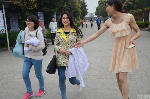 Mỹ nữ Hàn khổ sở vì váy, sooc ngắn trên thảm đỏ 8