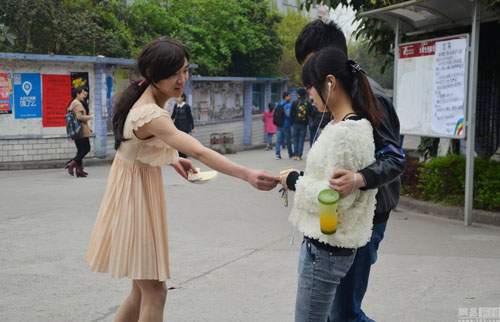 Mỹ nữ Hàn khổ sở vì váy, sooc ngắn trên thảm đỏ 9