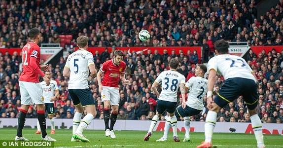 Rooney độc diễn ghi bàn, M.U đánh bại Tottenham 3-0 24
