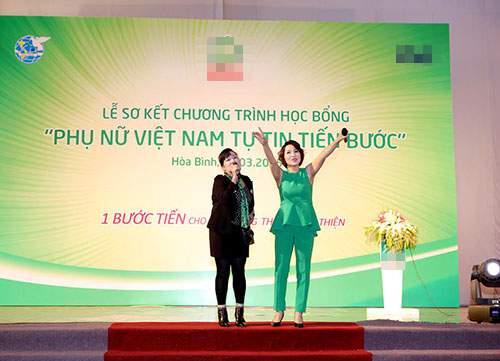 Diva Mỹ Linh trao học bổng cho con em phụ nữ khó khăn 15