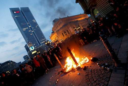 Dân Đức bạo động phản đối chính sách "thắt lưng buộc bụng" 6