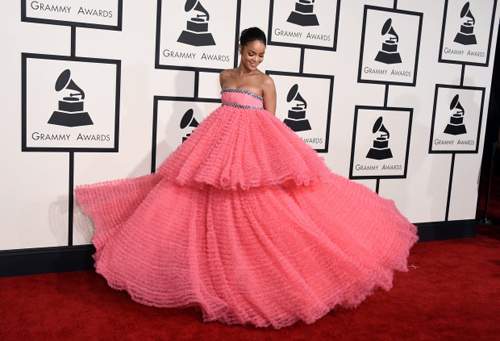 Rihanna đột nhiên phát cuồng với màu hồng 3