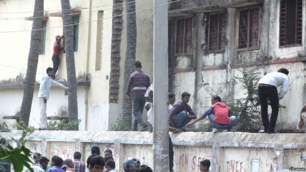 Ấn Độ: Hàng trăm “người nhện” trèo tường ném phao cho thí sinh 5
