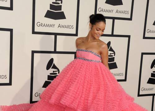 Rihanna đột nhiên phát cuồng với màu hồng 9