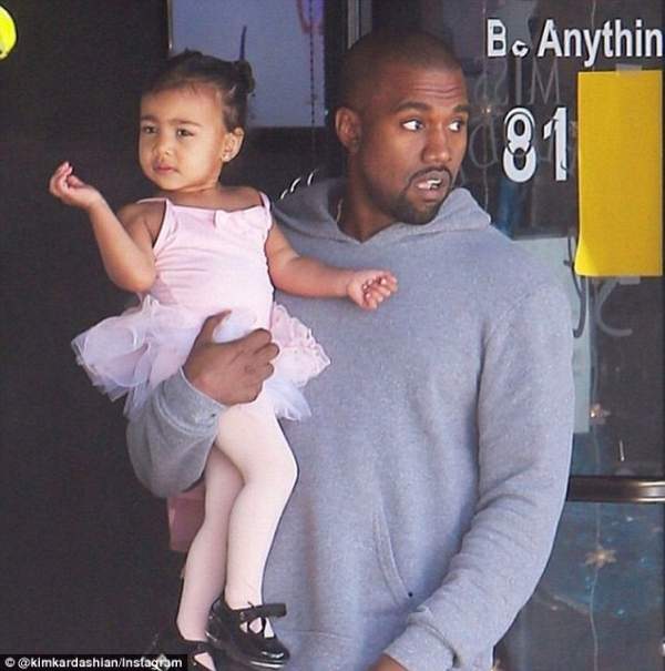 Kim Kardashian khoe ảnh con gái giống hệt mẹ 6