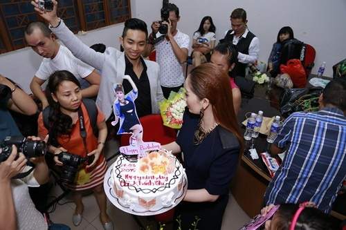 Khánh Thi "giấu" bụng bầu trong tiệc sinh nhật bất ngờ 15