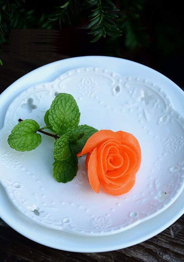 Cách tỉa hoa hồng từ cà rốt trang trí món ăn ngày Tết 4