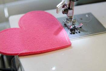 Cách làm trái tim nhỏ xinh ủ ấm bàn tay cho Valentine 3