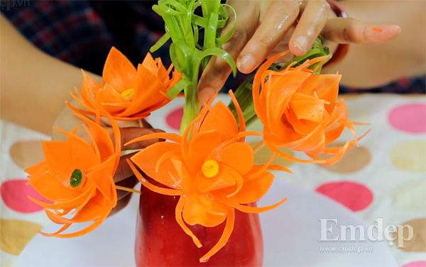 Cách tỉa hoa cà rốt đẹp lung linh cho mâm cỗ ngày Tết 12