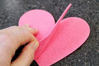 Cách làm trái tim nhỏ xinh ủ ấm bàn tay cho Valentine 2