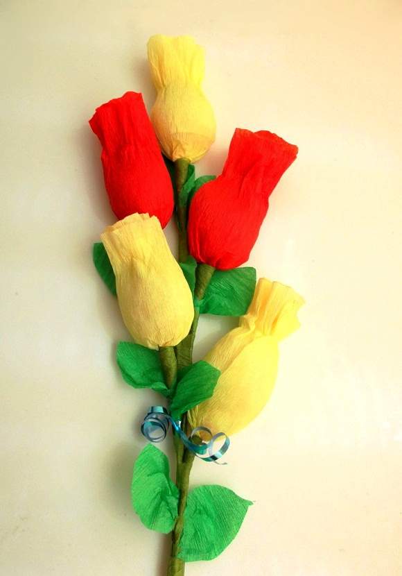 Làm hoa hồng ngậm kẹo từ giấy nhún tặng "một nửa kia" 9