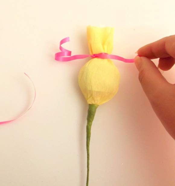 Làm hoa hồng ngậm kẹo từ giấy nhún tặng "một nửa kia" 7