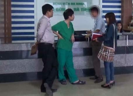 Vụ bác sỹ bị “quây”: Phó giám đốc bệnh viện xúc phạm, dọa xử phóng viên 2