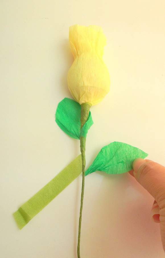 Làm hoa hồng ngậm kẹo từ giấy nhún tặng "một nửa kia" 6