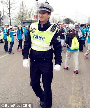 Bị cảnh sát đẹp trai hút hồn, hàng trăm nữ vận động viên bỏ thi 3