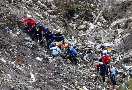 Cứu hộ Pháp gồng mình tìm thi thể nạn nhân máy bay trên núi cao 3