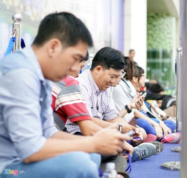 Xếp hàng từ 4h sáng mua Galaxy S6 tại Việt Nam 4