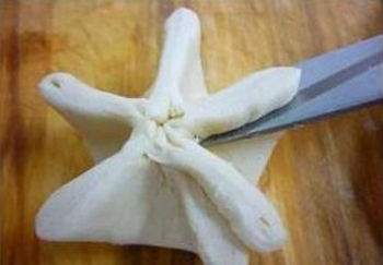 Cách làm bánh chiên hình bông hoa bắt mắt mà đơn giản 3