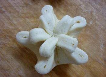 Cách làm bánh chiên hình bông hoa bắt mắt mà đơn giản 5