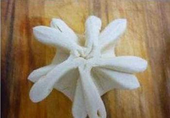 Cách làm bánh chiên hình bông hoa bắt mắt mà đơn giản 4