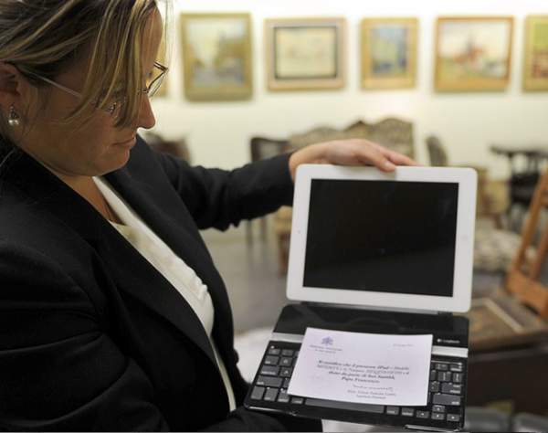 iPad của Đức Giáo Hoàng Francis trị giá 652 triệu đồng 2