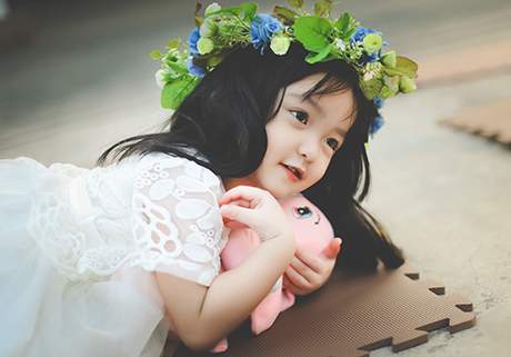 Bé gái 3 tuổi xinh như thiên thần khiến người xem không thể rời mắt 11