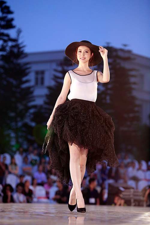 Jennifer Phạm tự tin sải bước catwalk trong Đẹp show 42