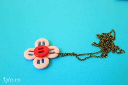 Cách làm mặt dây chuyền handmade từ nút áo cực đơn giản 7