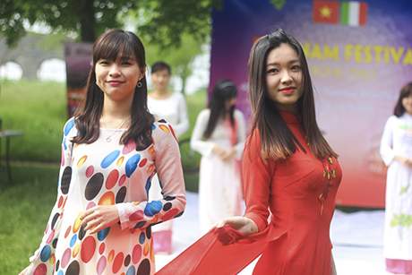 Du học sinh tổ chức ngày hội văn hóa Việt tại Italia 7