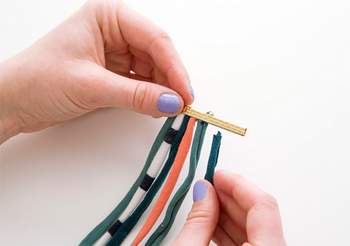 Cách làm vòng cổ từ áo phông cũ và dây chuyền hỏng 7
