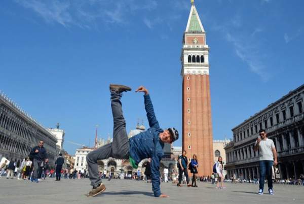 Cặp đôi lệch nhau 20 tuổi nhảy múa trên đường phố Italy 3
