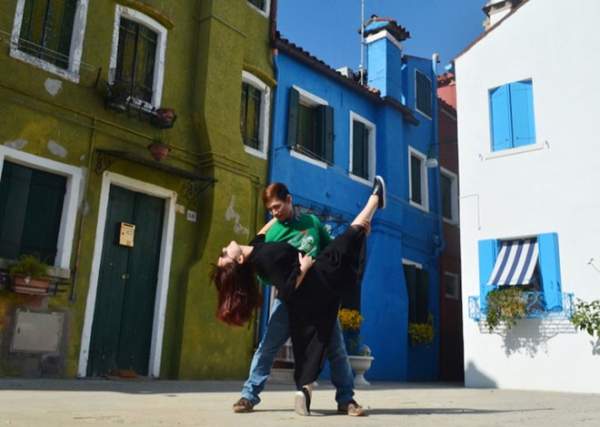 Cặp đôi lệch nhau 20 tuổi nhảy múa trên đường phố Italy 7