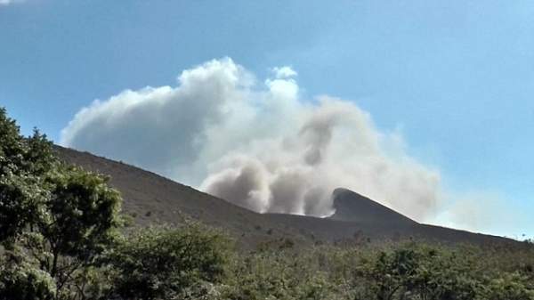 Núi lửa Telica bất ngờ phun ngay sát du khách tham quan 7