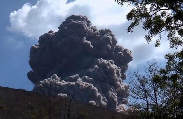 Núi lửa Telica bất ngờ phun ngay sát du khách tham quan 5