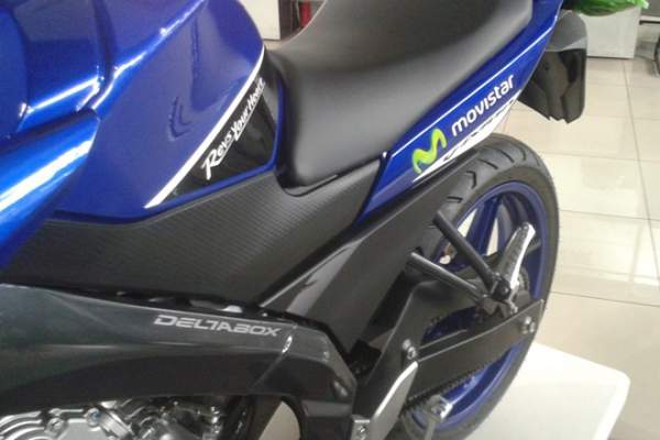 Ảnh chi tiết Yamaha V-Ixion màu xanh MotoGP 2015 5