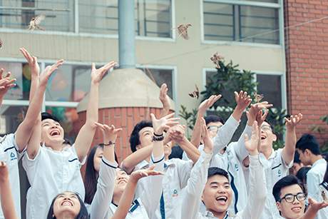Học sinh lớp 12 Lương Thế Vinh thả chim phóng sinh ngày chia tay 7