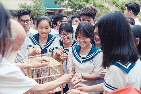 Học sinh lớp 12 Lương Thế Vinh thả chim phóng sinh ngày chia tay 2