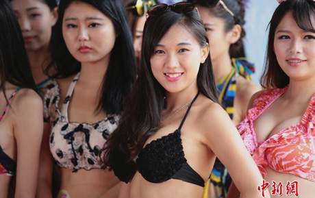 Nữ sinh Trung Quốc diện bikini thi Hoa khôi 4