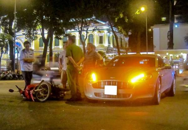 Aston Martin Rapide bị tai nạn trước nhà thờ Đức Bà Sài Gòn 2