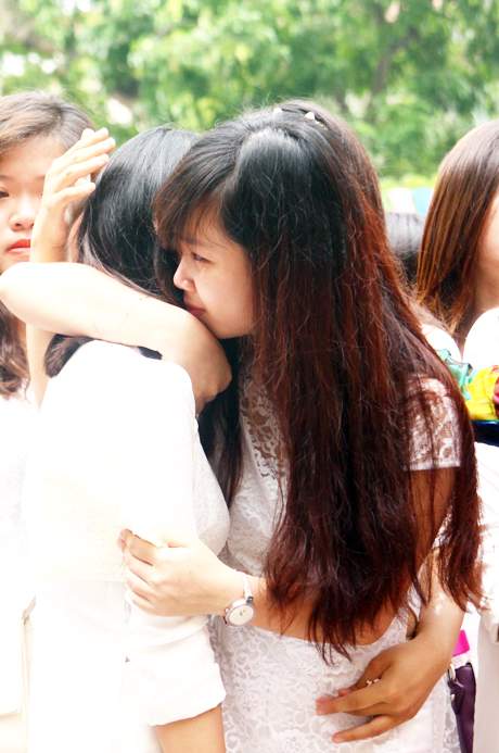 Giọt nước mắt phút chia tay của nữ sinh trường Việt Đức 7