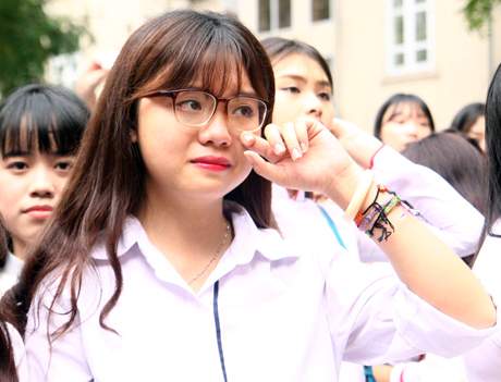 Giọt nước mắt phút chia tay của nữ sinh trường Việt Đức 10