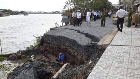 Sạt lở nghiêm trọng, nhà dân bị kéo tuột xuống sông 4