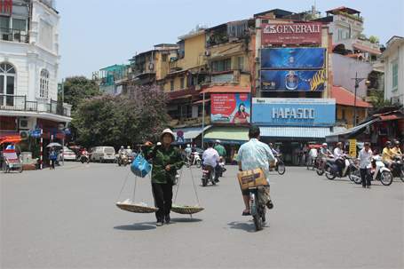 Hà Nội: Nắng nóng “vắt kiệt” sức người lao động ngoài trời 10