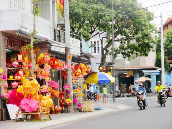 Đường phố Huế tràn ngập sắc màu mùa Phật đản 10
