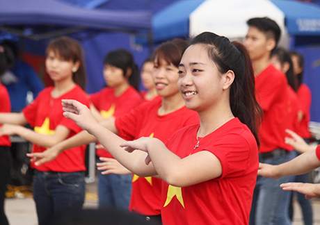 Tuổi trẻ Thái Nguyên nhảy flashmob ra quân mùa hè tình nguyện 2015 5